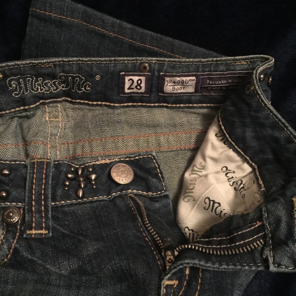 Miss me jeans 28/30 size says 28 but it’s a 27. - Picture 3 of 3